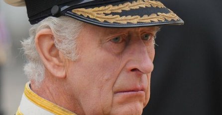 KRALJ ČARLS OSTAVIO PORUKU NA KOVČEG KRALJICE ELIZABETE: Ovo je promaklo svima - EVO ŠTA PIŠE (FOTO)