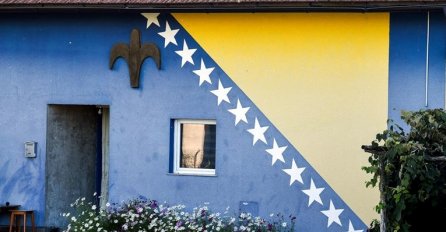 Bosanac u Bihaću obojio fasadu kuće u boje zastave BiH