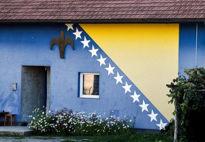 Bosanac u Bihaću obojio fasadu kuće u boje zastave BiH