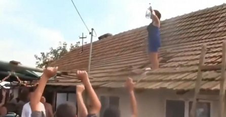 KUMA IZ SRBIJE SE ZBOG OBIČAJA POPELA NA KROV, PA NASTAO HAOS: Muškarci joj BACALI PARE, a mladina reakcija je HIT! (VIDEO)
