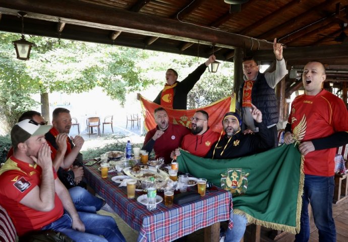 SVE GORI KOD FEHRE: Odjekuju pjesme, Crnogorci uz Halida Bešlića čekaju meč, a gazda im pripremio 'burek sa sirom'