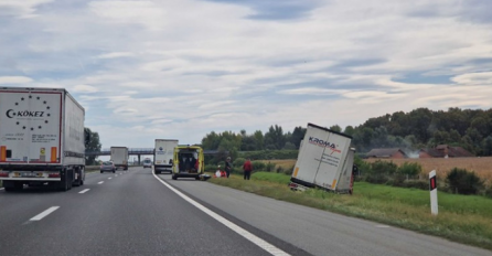 Kamion sletio s autoputa i završio u polju