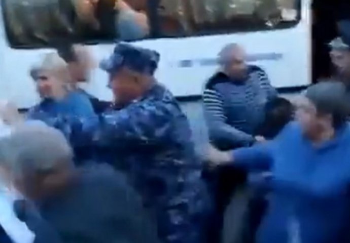 Gerašenko objavio snimku: "Mobilizirani se tuku s policijom, viču da ne žele ginuti"