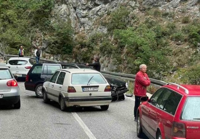 Saobraćajna nesreća u Trnovu, došlo do zastoja u saobraćaju