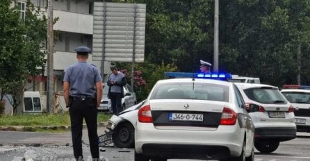 Teška saobraćajna nesreća u Mostaru, najmanje jedna osoba povrijeđena