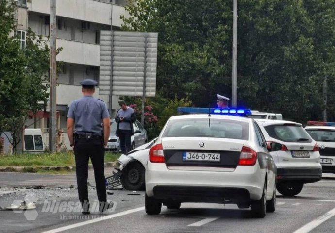 Teška saobraćajna nesreća u Mostaru, najmanje jedna osoba povrijeđena
