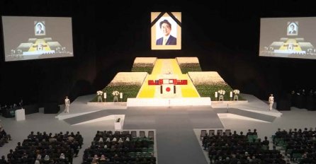 OD KONTROVERZNE CRKVE DO PONOVNOG GURANJA ZEMLJE U RATNE PLANOVE: Zašto državni pogreb za ubijenog bivšeg premijera Abea izaziva toliki gnjev u Japanu?