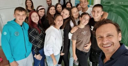 Enis Bešlagić posjetio srednju školu u Srebrenici i družio se s učenicima
