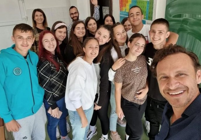 Enis Bešlagić posjetio srednju školu u Srebrenici i družio se s učenicima