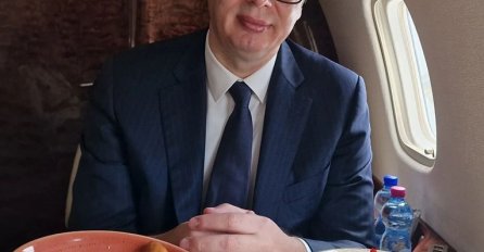 VUČIĆ POKAZAO ŠTA JEDE U AVIONU, LJUDI NE PRESTAJU SA ISMIJAVANJEM: "Doručak prosječnog trogodišnjaka"