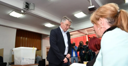 Komšić glasao u Sarajevu: Ne treba vraćati Bosnu i Hercegovinu unazad