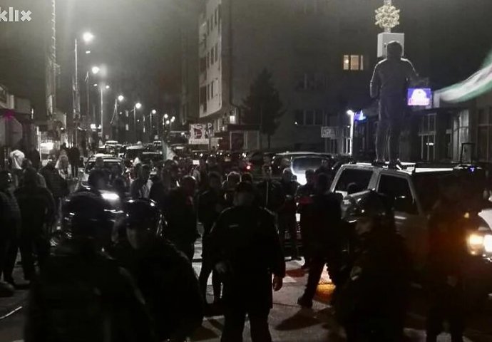 Specijalna policija u Banovićima razdvaja pristalice SDA i PDA, centar grada blokiran