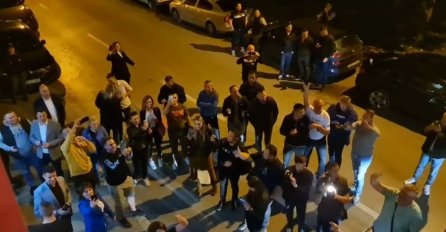 Ispred štaba PDP-a odjekuje: “Lijte kiše ‘ladne vode, Mile ode” (VIDEO)