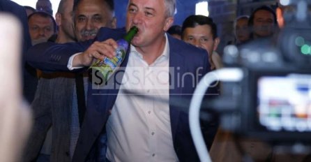 Nazdravio u čast Jelene Trivić: Branislav Borenović sa flašom dječjeg šampanjca prošetao Banja Lukom