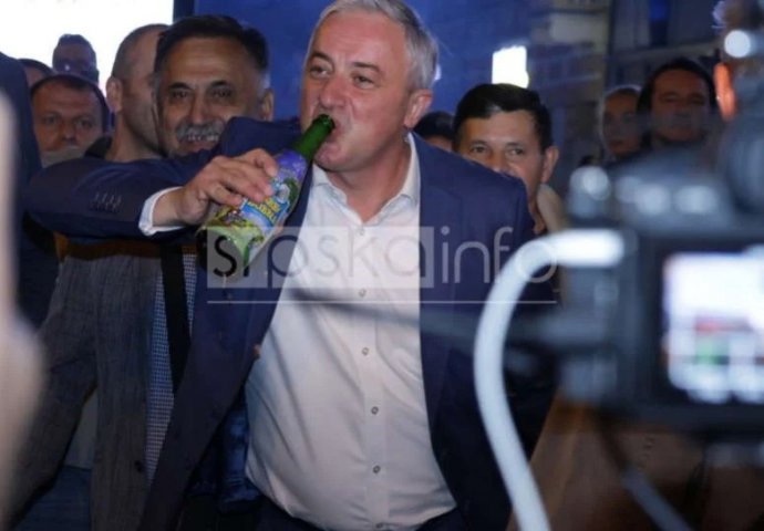 Nazdravio u čast Jelene Trivić: Branislav Borenović sa flašom dječjeg šampanjca prošetao Banja Lukom