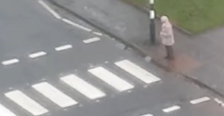 STARICA JE STAJALA SAMA NA PJEŠAČKOM, A ONDA SU NAIŠLI MOTORISTI: Pogledajte šta se desilo (VIDEO)