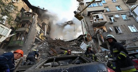 U granatiranju Zaporižja poginule dvije osobe, najmanje pet još pod ruševinama