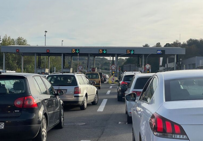 Uoči današnjih protesta: Ogromne gužve na naplatnim kućicama na ulazu u Banju Luku