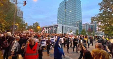 Hiljade ljudi na protestima u Banjoj Luci, Dodika optužuju da je pokrao izbore