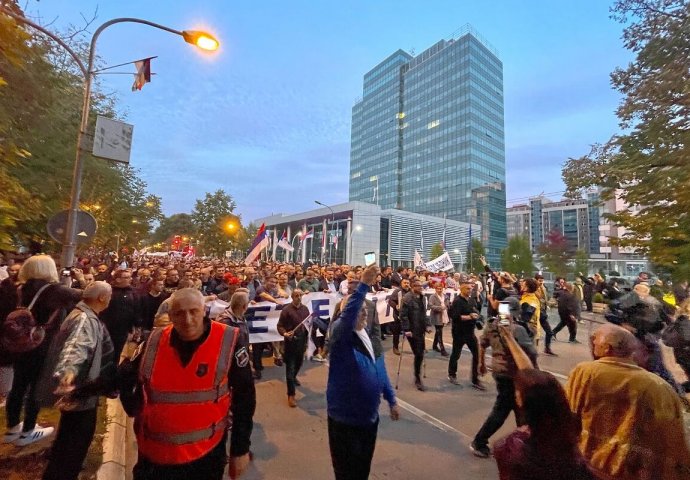 Hiljade ljudi na protestima u Banjoj Luci, Dodika optužuju da je pokrao izbore