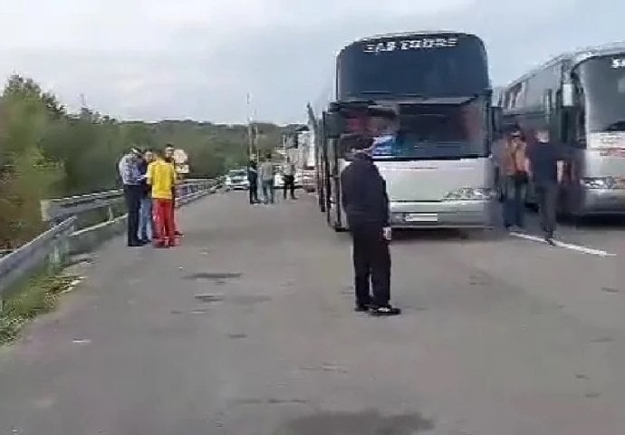 MUP RS-a danas zaustavio veliki broj autobusa na ulazu u Banju Luku prije protesta