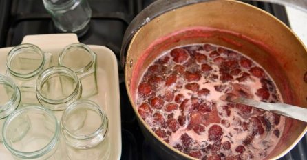 KAKO DA SE NE STVARA PJENA NA SLATKOM DOK SE KUHA: Trik domaćica koji štedi vrijeme provedeno pored šporeta