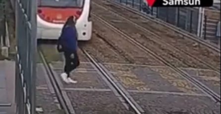 STAVILA JE SLUŠALICE, PRELAZILA PRUGU I NIJE ČULA DA JOJ PRILAZI VOZ: Kraj snimka je NEOBJAŠNJIV