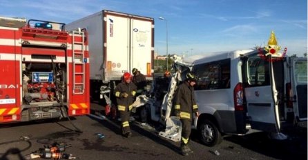 Šest poginulih u sudaru minibusa i kamiona u Italiji