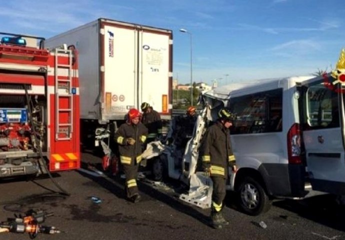 Šest poginulih u sudaru minibusa i kamiona u Italiji