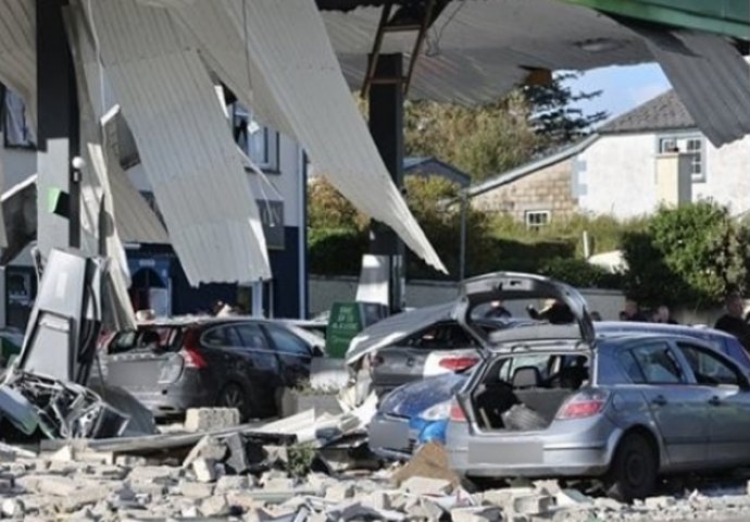 U eksploziji na benzinskoj u Irskoj troje poginulih, preživjele traže u ruševinama