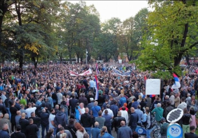 Njemački medij: Zašto niko ne postavlja pitanje šta je to što opozicija u RS traži na protestima?