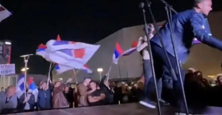 Na protestima u Banjoj Luci okupljeni građani nosili i zastave Vučićevog SNS-a