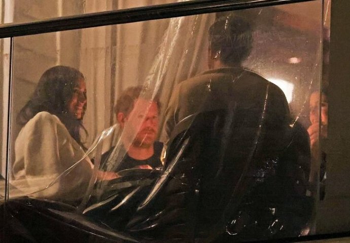 PRINC HARI I MEGAN PRVI PUT U JAVNOSTI NAKON KRALJIČINE SAHRANE - NE SKIDAJU OSMIJEH S LICA: Evo koji je razlog (FOTO)