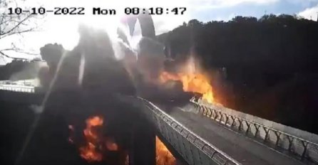 Video na društvenim mrežama: Čovjek šeta mostom u Kijevu, a onda eksplozija
