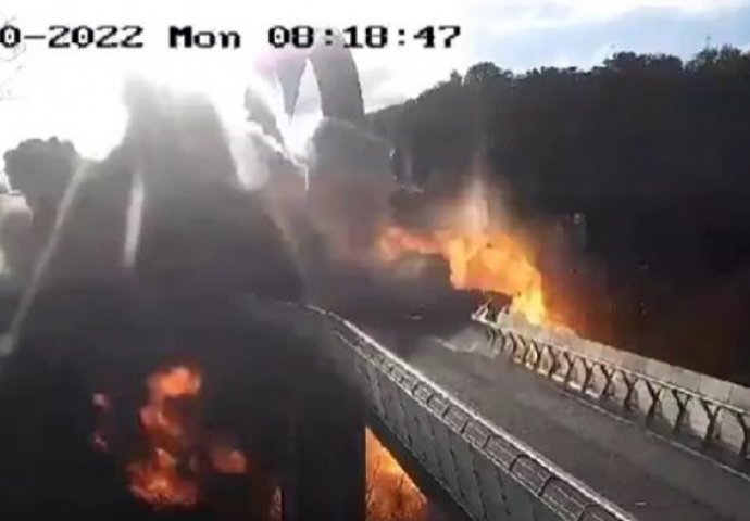 Video na društvenim mrežama: Čovjek šeta mostom u Kijevu, a onda eksplozija