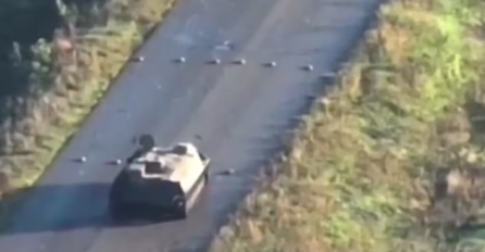 POSLJEDNJI DOKAZ NESPOSOBNOSTI RUSKIH TRUPA: Snimljen trenutak kako se rusko oklopno vozilo raznese u komade nakon neobjašnjive vožnje preko jasno vidljivih nagaznih mina (VIDEO)