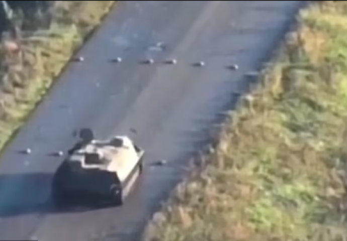 POSLJEDNJI DOKAZ NESPOSOBNOSTI RUSKIH TRUPA: Snimljen trenutak kako se rusko oklopno vozilo raznese u komade nakon neobjašnjive vožnje preko jasno vidljivih nagaznih mina (VIDEO)