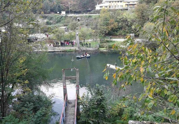 PUKAO NA POLA! Ovako izgleda srušeni most kod Ovčar Banje s kog su se turisti survali u rijeku (FOTO)