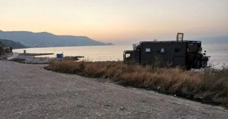 Neobičan prizor u Splitu: Na plažu parkirali oklopno vozilo