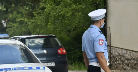 Desetorica muškaraca palicama pretukli policajca u Bratuncu