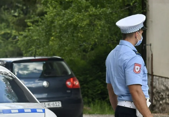 Desetorica muškaraca palicama pretukli policajca u Bratuncu