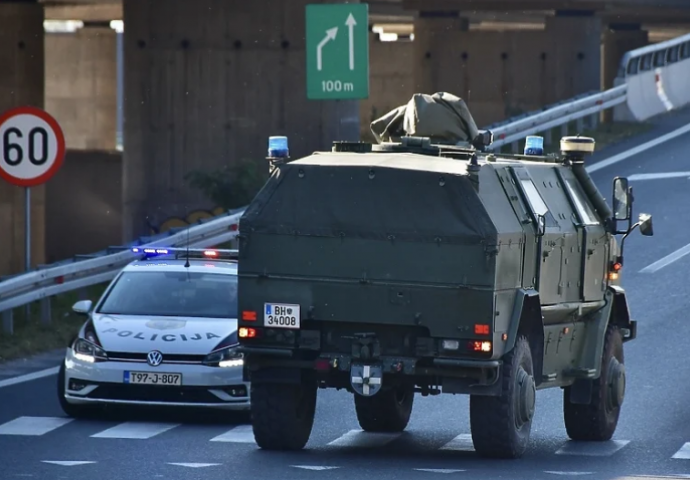 Na autoputu kod Sarajeva zapalilo se EUFOR-ovo vozilo