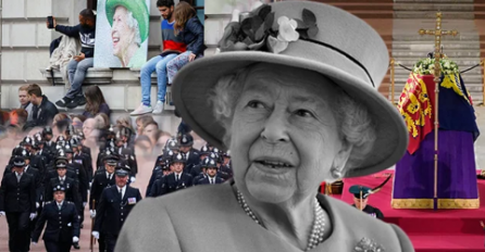 EVO ŠTA SU NAKON SMRTI KRALJICE ELIZABETE OŽALOŠĆENI OSTAVLJALI ISPRED NJENE PALATE: Pogledajte šta je Kamila odlučila da uradi sa njima