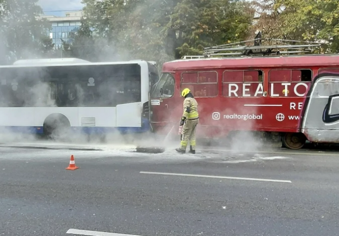 Sudar autobusa i tramvaja u Sarajevu, povrijeđene četiri osobe