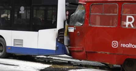 U sudaru autobusa i tramvaja u centru Sarajeva povrijeđene četiri osobe (FOTO)