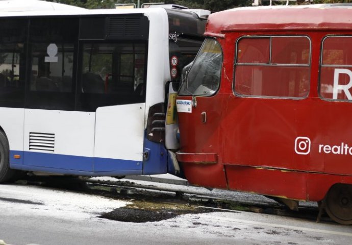 U sudaru autobusa i tramvaja u centru Sarajeva povrijeđene četiri osobe (FOTO)