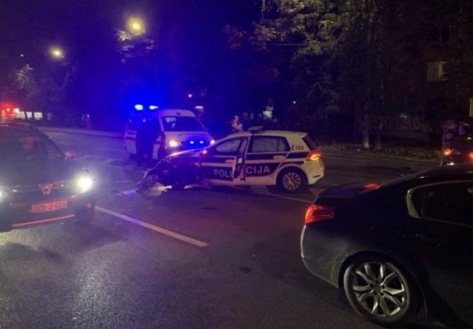 Udes u Sarajevu: Policijski automobil teško oštećen, ima povrijeđenih