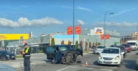 Teška saobraćajna nesreća na Stupu: Automobil u potpunosti uništen