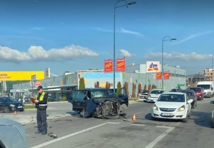 Teška saobraćajna nesreća na Stupu: Automobil u potpunosti uništen