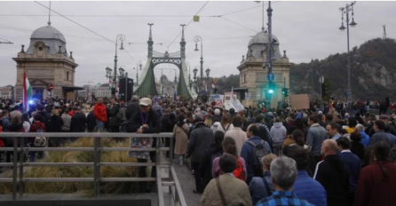 Hiljade  marširaju Budimpeštom zbog ekonomske situacije - nastavnici poručuju kako sa svojim platama više ne mogu izdržati inflaciju koja je prešla 20%